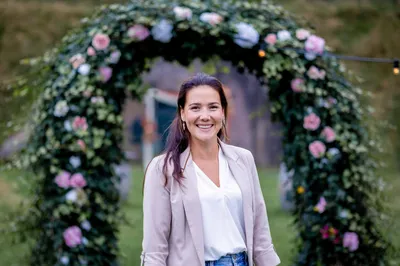 Accountmanager fier voor de trouwboog met rozen