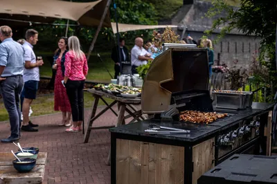 Barbecue tijdens zakelijk evenement in de forttuin