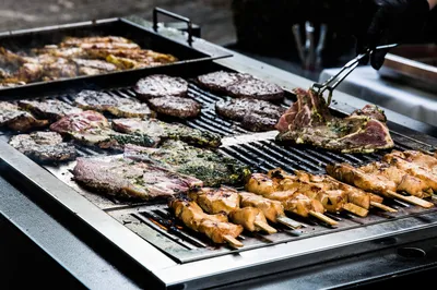 Barbecue vol met verschillende overheerlijke gerechten die worden gegaard