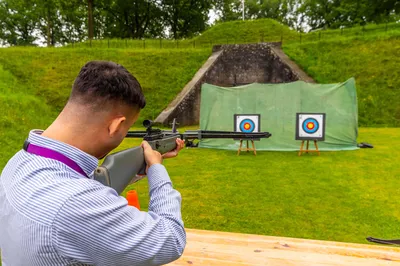Boogschieten op een schietschijf tijdens een teambuilding in De Forttuin
