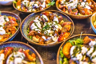 Borden met tomatensalades voor de saladebar
