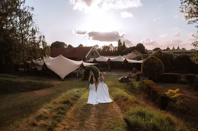 Bruiden lopen samen van de fortmuur naar beneden
