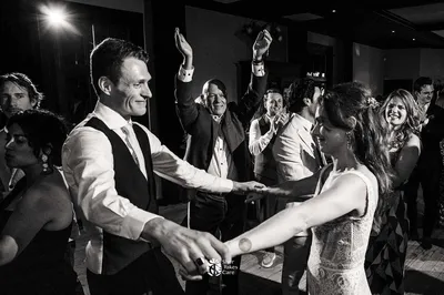 Bruidspaar dansen tijdens feest in de loods