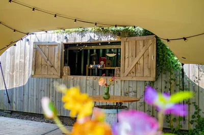 Buitenbar met open luifels en stretchtent