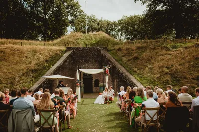 Ceremonie voor de poterne met romantische aankleding