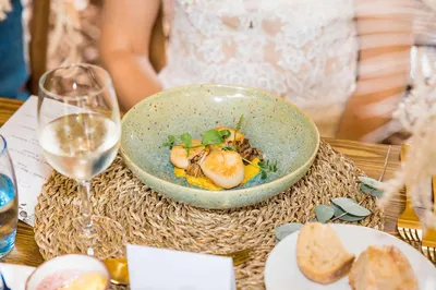 Coquilles tijdens sitdown bruiloftsdiner