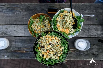 Couscous saladebuffet op robuuste houten tafel