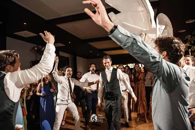Dansende bruiloftsgasten tijdens feest in de loods