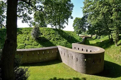 De fortmuur omringd door groen