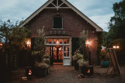 De gevel van de loods van Fier Bussum met romantische verlichting