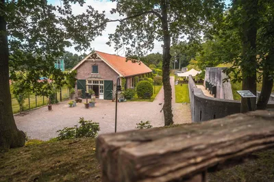 De loods en fortmuur vanaf de wallen