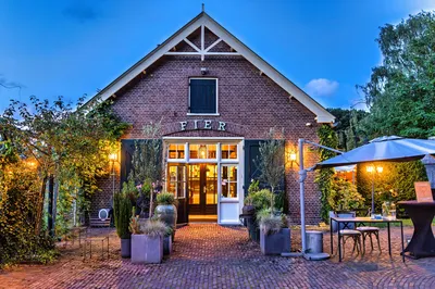 De loods met verlichting tijdens de avondschemer