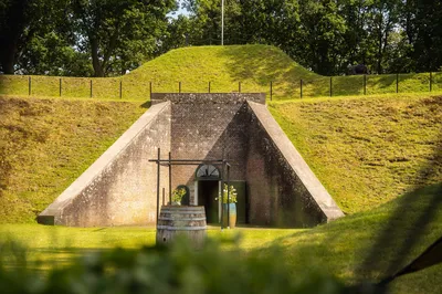 De loods middenin de groene forttuin