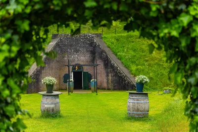 De poterne omringd in het groen van de forttuin