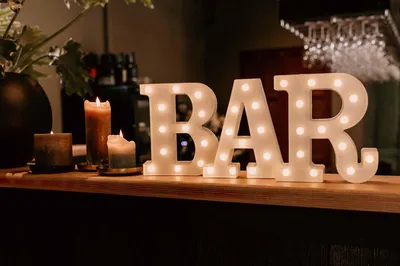 De stijlvolle bar in de loods