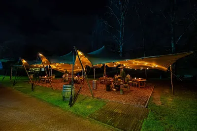 De Stretchtent met sfeervolle verlichting en opstelling eronder