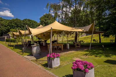 De stretchtent op een zomerse dag