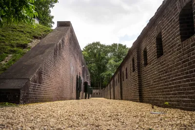 De unieke fortmuren en gang naar de kazematten
