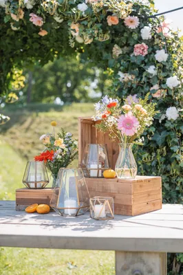 Decoratieve tafel voor bruiloftsboog met bloemen