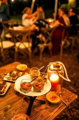 Dessert buffet tijdens buitendiner onder de stretchtent