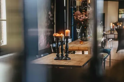 Detailbeeld van kaarsen in de loods