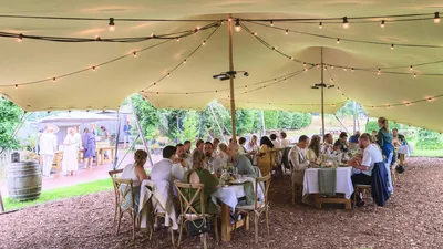 Diner onder de stretchtent tijdens een bruiloft