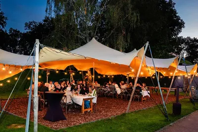 Diner onder de verlichte stretchtent