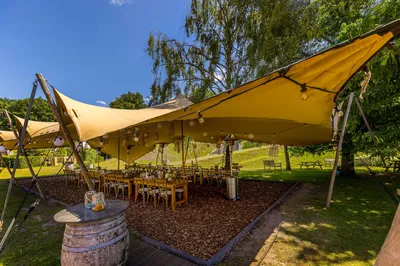 Een dineropstelling onder de stretchtent