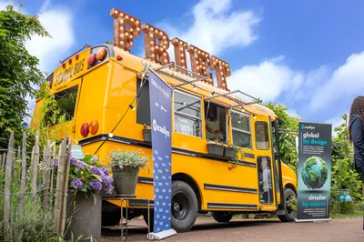 Een van de foodtrucks tijdens het relatie event in De Forttuin omringd door veel groen