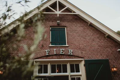 Entree van de loods met het logo op de muur