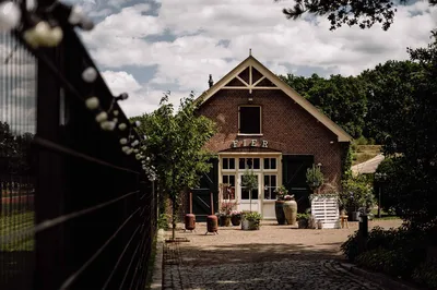 Entree van het fortterrein met kijk op de loods