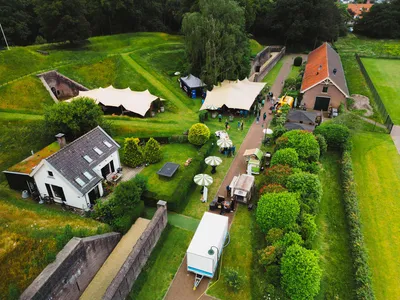Fier Bussum vanuit de lucht met het foodtruckfestival de Stretchtenten en rechtsboven De Loods