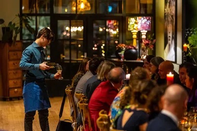 Gasten aan tafel tijdens een zakelijkkerstdiner in de loods