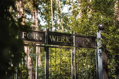 Het imposante hek voor het terrein van Fortwerk IV
