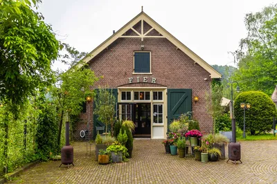 Historische artillerieloods op het fortterrein