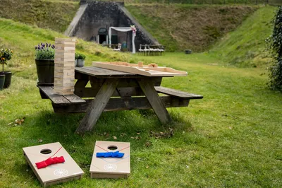 Hollandse spellen op picknicktafel in de forttuin