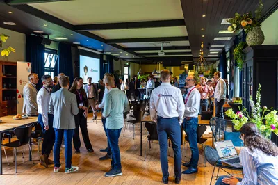 In De Loods staan een aantal personen te overleggen met elkaar tijdens een zakelijk event