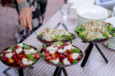 Kleurrijke saladebar tijdens buitendiner