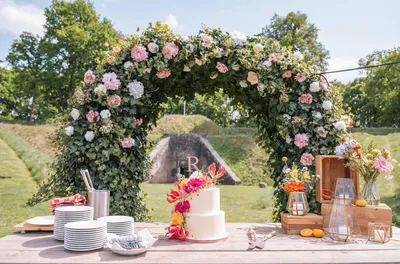 Kleurrijke taarttafel voor de rozen boog