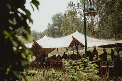 Knus diner onder de stretchtent tijdens een regenachtige dag