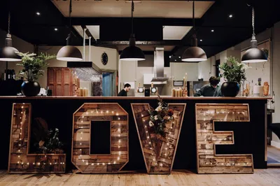 Love letters voor de bar in de loods