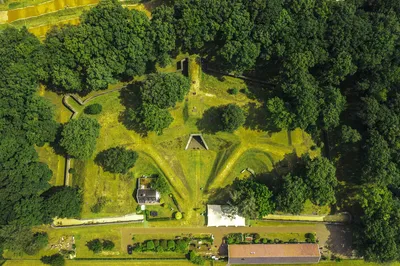 Luchtfoto van het fortterrein recht van boven