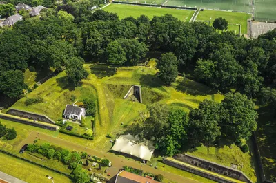 Luchtfoto van het gehele fortterrein en de omgeving