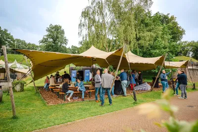Netwerken onder de Stretchtent in groene omgeving