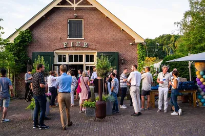 Netwerken voor De Loods tijdens een break bij een zakelijke bijeenkomst