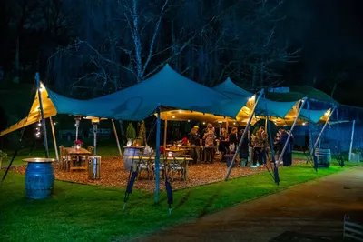 Sfeervol verlichte Stretchtent in de avond bij het historische Unesco-fort