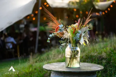 Sfeervolle vaas met bloemen voor de stretchtent