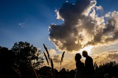 Silhouetten van bruidspaar in de forttuin