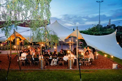 Sitdown diner onder de stretchtent met lampjes