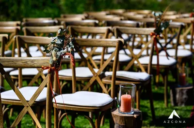Stoelen opstelling voor ceremonie bij de poterne